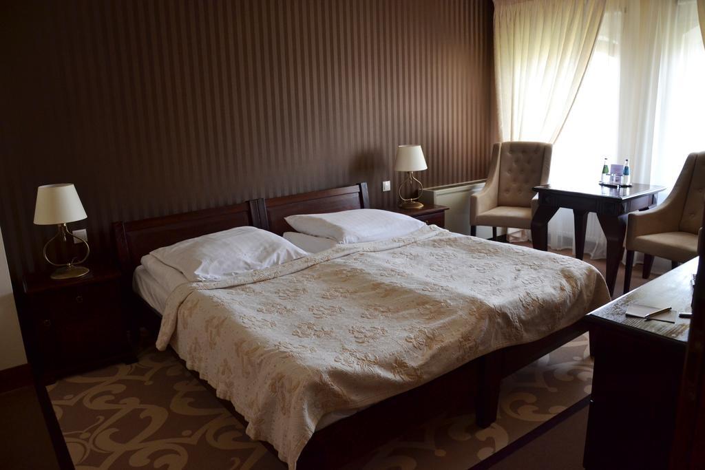 Hotel Nowodworski Legnica Exterior photo