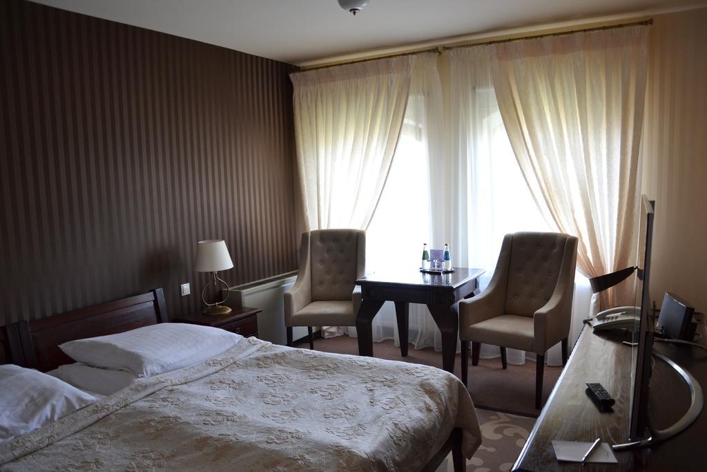 Hotel Nowodworski Legnica Exterior photo